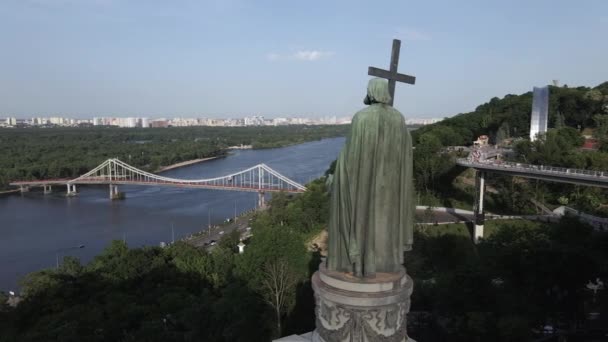 La arquitectura de Kiev. Ucrania: Monumento a Volodymyr el Grande. Vista aérea, cámara lenta — Vídeos de Stock