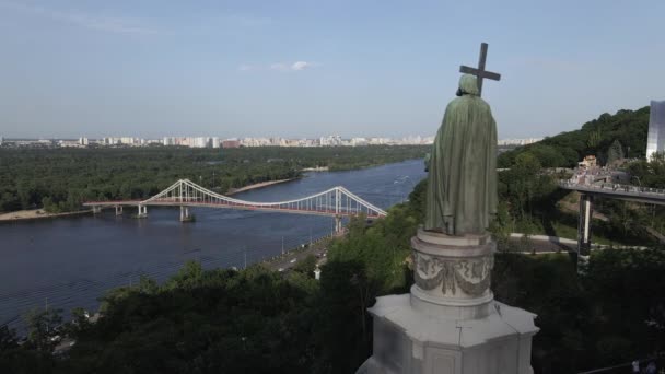 La arquitectura de Kiev. Ucrania: Monumento a Volodymyr el Grande. Vista aérea, cámara lenta — Vídeos de Stock