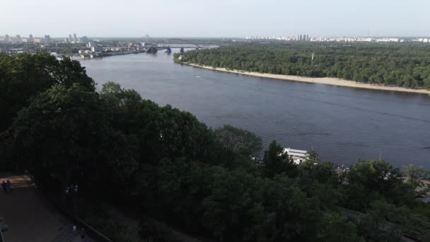 Architektura Kijowa. Ukraina: Pomnik Wołodymyra Wielkiego. Widok z lotu ptaka, zwolnione tempo — Wideo stockowe