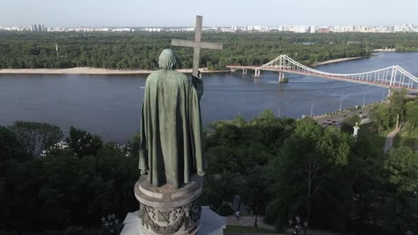 Kyiv 의 건축. 우크라이나: 볼 로디 미르 대제에게 바치는 기념물. 공중에서 보고, 느린 동작 — 비디오