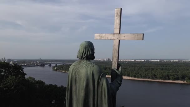 Die Architektur von Kiew. Ukraine: Denkmal für Wolodymyr den Großen Luftaufnahme, Zeitlupe — Stockvideo