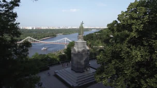 Kyiv 의 건축. 우크라이나: 볼 로디 미르 대제에게 바치는 기념물. 공중에서 보고, 느린 동작 — 비디오