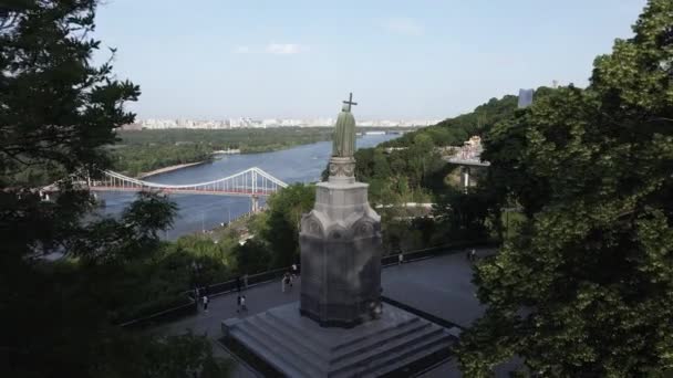 A arquitetura de Kiev. Ucrânia: Monumento a Volodymyr, o Grande. Vista aérea, câmera lenta — Vídeo de Stock