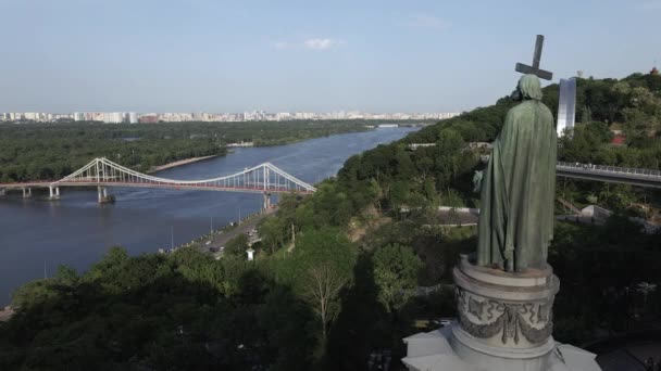 De architectuur van Kiev. Oekraïne: Monument voor Volodymyr de Grote. Luchtfoto, slow motion — Stockvideo