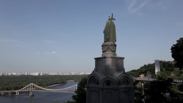 A arquitetura de Kiev. Ucrânia: Monumento a Volodymyr, o Grande. Vista aérea, câmera lenta — Vídeo de Stock