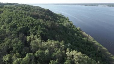 Ukrayna doğası, Dnipro Nehri. Hava görüntüsü. Yavaş çekim