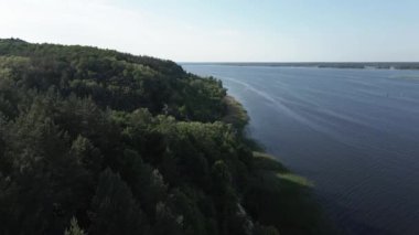 Ukrayna doğası, Dnipro Nehri. Hava görüntüsü. Yavaş çekim