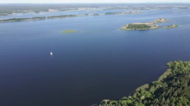 Ukrayna doğası, Dnipro Nehri. Hava görüntüsü. Yavaş çekim