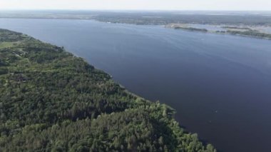 Ukrayna doğası, Dnipro Nehri. Hava görüntüsü. Yavaş çekim