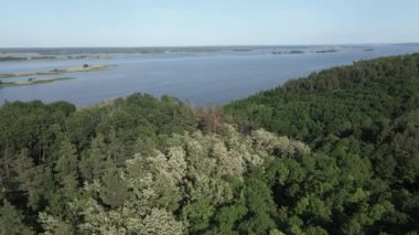 Ukrayna doğası, Dnipro Nehri. Hava görüntüsü. Yavaş çekim