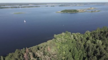 Ukrayna doğası, Dnipro Nehri. Hava görüntüsü. Yavaş çekim