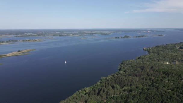 Nature de l'Ukraine : Rivière Dnipro. Vue aérienne. Mouvement lent 