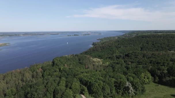 Nature de l'Ukraine : Rivière Dnipro. Vue aérienne. Mouvement lent 