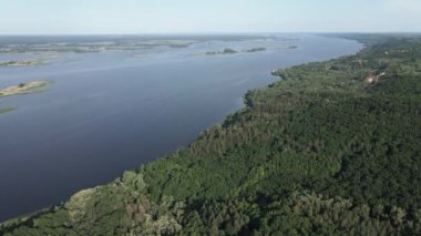 Ukrayna doğası, Dnipro Nehri. Hava görüntüsü. Yavaş çekim