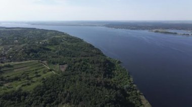 Ukrayna doğası, Dnipro Nehri. Hava görüntüsü. Yavaş çekim