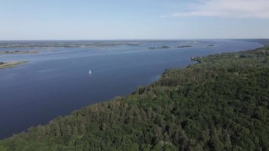 Ukrayna doğası, Dnipro Nehri. Hava görüntüsü. Yavaş çekim