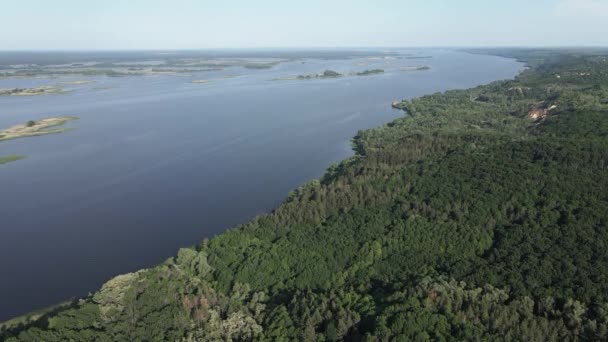 Ukrayna doğası, Dnipro Nehri. Hava görüntüsü. Yavaş çekim — Stok video