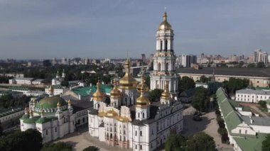 Kyiv 'in mimarisi. Ukrayna: Kyiv Pechersk Lavra 'nın hava manzarası. Yavaş çekim