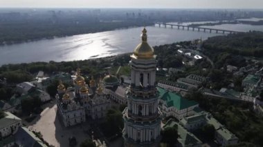 Kyiv 'in mimarisi. Ukrayna: Kyiv Pechersk Lavra 'nın hava manzarası. Yavaş çekim