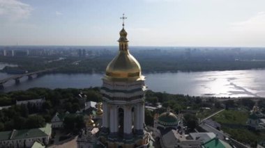 Kyiv 'in mimarisi. Ukrayna: Kyiv Pechersk Lavra 'nın hava manzarası. Yavaş çekim