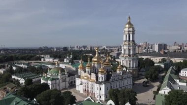 Kyiv 'in mimarisi. Ukrayna: Kyiv Pechersk Lavra 'nın hava manzarası. Yavaş çekim