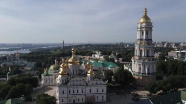 Kyiv 'in mimarisi. Ukrayna: Kyiv Pechersk Lavra 'nın hava manzarası. Yavaş çekim