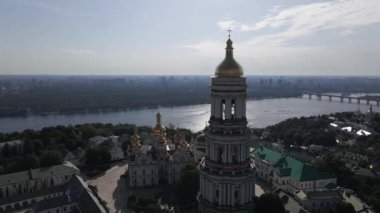 Kyiv 'in mimarisi. Ukrayna: Kyiv Pechersk Lavra 'nın hava manzarası. Yavaş çekim