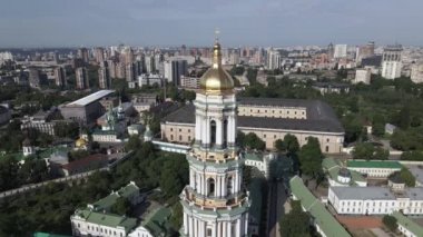Kyiv 'in mimarisi. Ukrayna: Kyiv Pechersk Lavra 'nın hava manzarası. Yavaş çekim