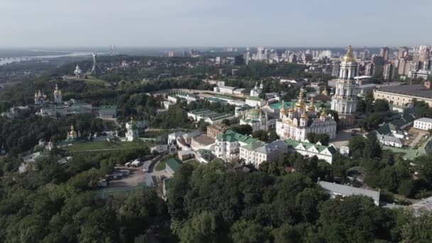 Kijev építészete. Ukrajna: Kijevi Pechersk Lavra légi képe. Lassú mozgás. — Stock videók