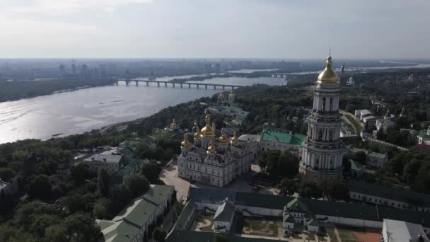 De architectuur van Kiev. Oekraïne: Luchtfoto van Kiev Pechersk Lavra. Langzame beweging — Stockvideo