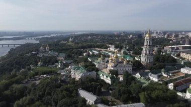 Kyiv 'in mimarisi. Ukrayna: Kyiv Pechersk Lavra 'nın hava manzarası. Yavaş çekim