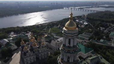 Kyiv 'in mimarisi. Ukrayna: Kyiv Pechersk Lavra 'nın hava manzarası. Yavaş çekim