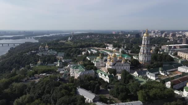 A arquitetura de Kiev. Ucrânia: Vista aérea de Kiev Pechersk Lavra. Movimento lento — Vídeo de Stock