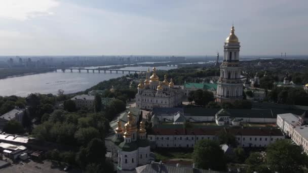 De architectuur van Kiev. Oekraïne: Luchtfoto van Kiev Pechersk Lavra. Langzame beweging — Stockvideo