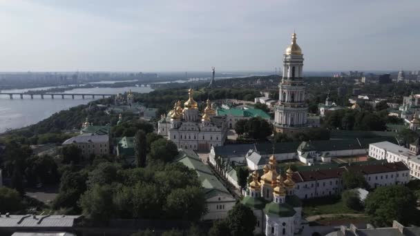 La arquitectura de Kiev. Ucrania: Vista aérea de Kiev Pechersk Lavra. Movimiento lento — Vídeo de stock