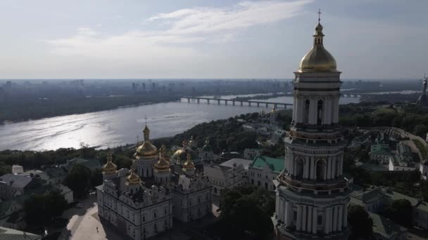 Kijev építészete. Ukrajna: Kijevi Pechersk Lavra légi képe. Lassú mozgás. — Stock videók