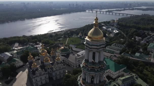 Kyiv 'in mimarisi. Ukrayna: Kyiv Pechersk Lavra 'nın hava manzarası. Yavaş çekim — Stok video