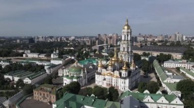 Kyiv 'in mimarisi. Ukrayna: Kyiv Pechersk Lavra 'nın hava manzarası. Yavaş çekim
