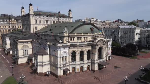 La arquitectura de Kiev. Ucrania: Ópera Nacional de Ucrania. Vista aérea, cámara lenta — Vídeo de stock