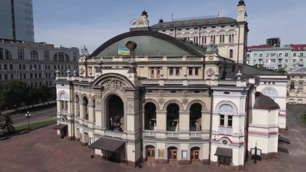 Architektura Kijowa. Ukraina: Narodowa Opera Ukrainy. Widok z lotu ptaka, zwolnione tempo — Wideo stockowe