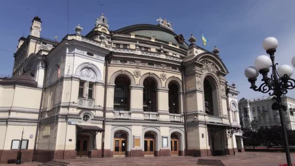 Kijev építészete. Ukrajna: Nemzeti Opera Ukrajna. Légi felvétel, lassított felvétel — Stock videók