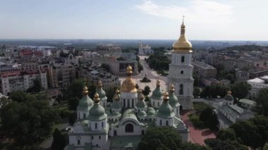 Kyiv 'in mimarisi. Ukrayna: Kyiv 'deki Aziz Sophias Katedrali. Hava görüntüsü, yavaş çekim