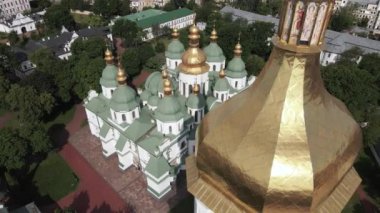 Kyiv 'in mimarisi. Ukrayna: Kyiv 'deki Aziz Sophias Katedrali. Hava görüntüsü, yavaş çekim