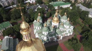 Kyiv 'in mimarisi. Ukrayna: Kyiv 'deki Aziz Sophias Katedrali. Hava görüntüsü, yavaş çekim