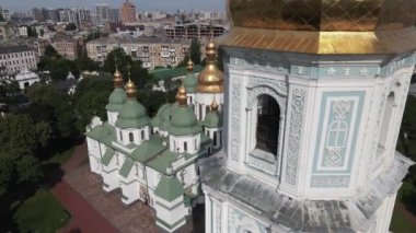 Kyiv 'in mimarisi. Ukrayna: Kyiv 'deki Aziz Sophias Katedrali. Hava görüntüsü, yavaş çekim