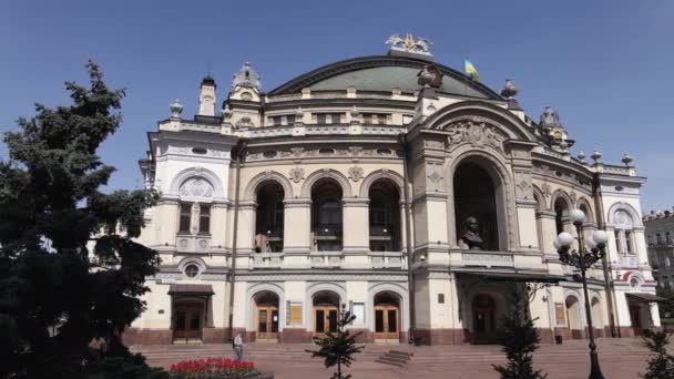 Kyiv 'in mimarisi. Ukrayna: Ukrayna Ulusal Operası. Hava görüntüsü, yavaş çekim — Stok video