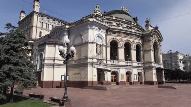 Kijev építészete. Ukrajna: Nemzeti Opera Ukrajna. Légi felvétel, lassított felvétel — Stock videók