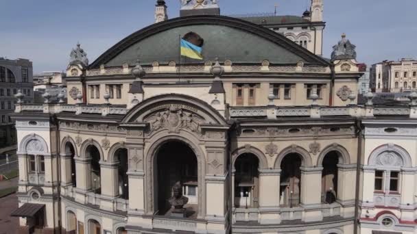 Architektura Kijowa. Ukraina: Narodowa Opera Ukrainy. Widok z lotu ptaka, zwolnione tempo — Wideo stockowe