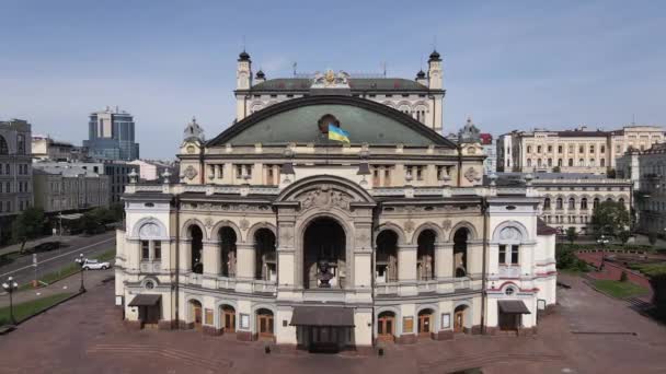 Η αρχιτεκτονική του Κίεβο. Ουκρανία: Εθνική Όπερα της Ουκρανίας. Αεροφωτογραφία, αργή κίνηση — Αρχείο Βίντεο