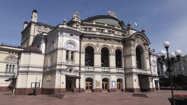 Architektura Kijowa. Ukraina: Narodowa Opera Ukrainy. Widok z lotu ptaka, zwolnione tempo — Wideo stockowe